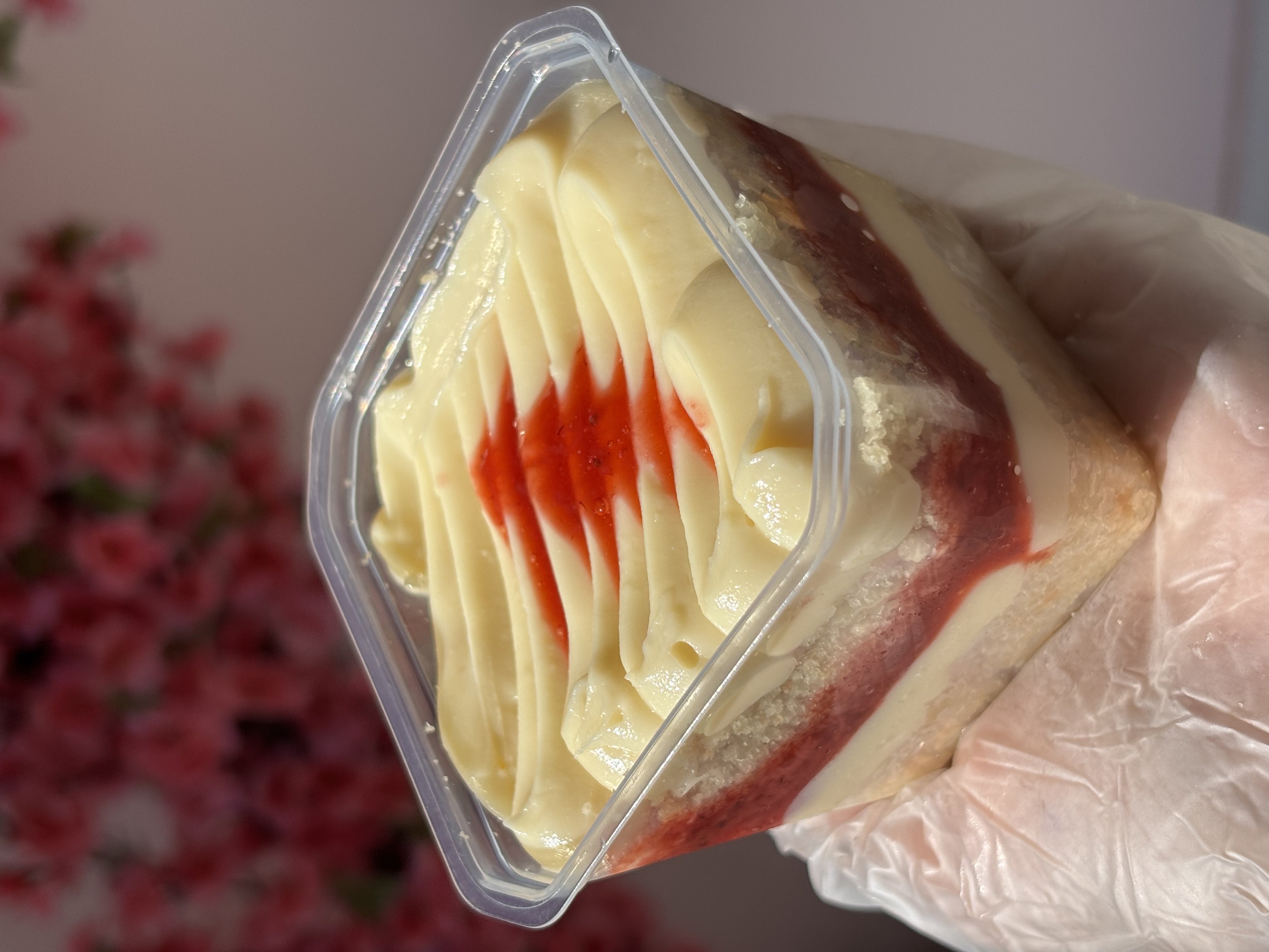 Bolo no pote com ninho com geleia de morango
